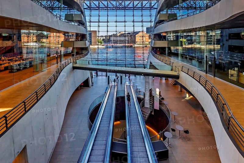 Moderner Innenraum eines Gebäudes mit Glasfassade und Rolltreppen, Kopenhagen, Dänemark, Königliche Bibliothek
