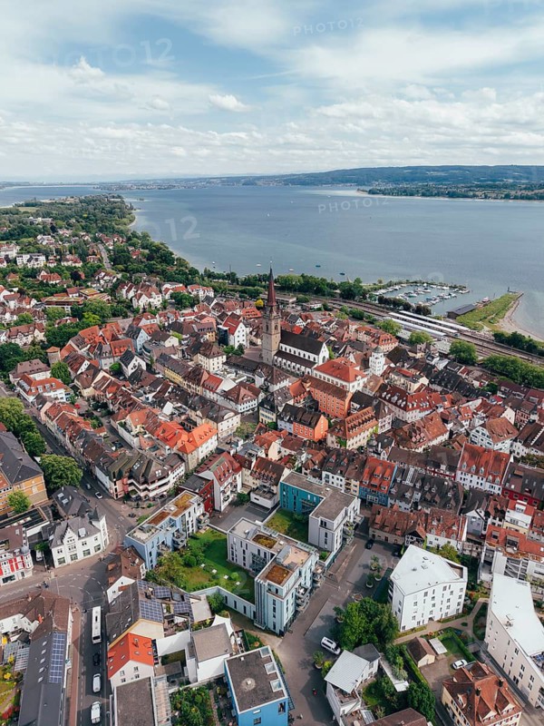 Aerial view of the town of Radolfzell on Lake Constance with Radolfzell Münster, on the left the Mettnau peninsula, district of Konstanz, Baden-Württemberg, Germany
