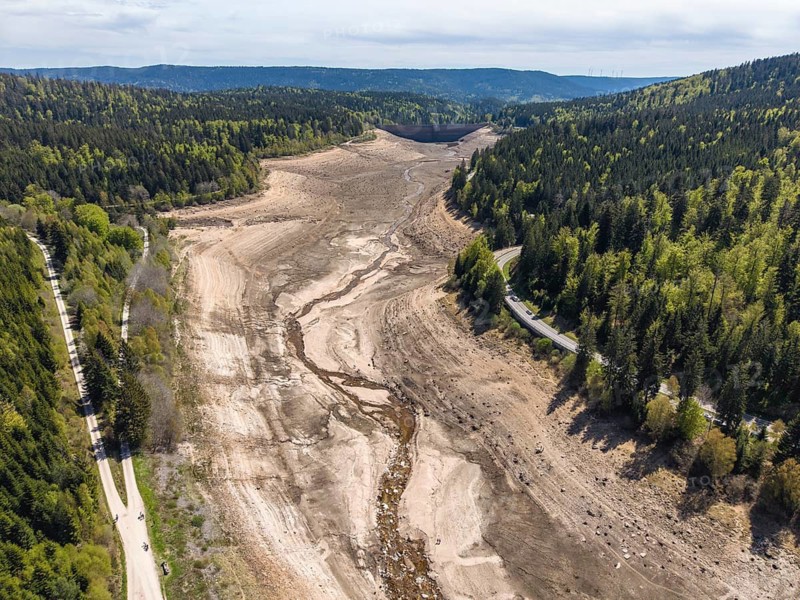 Aerial view of the Schwarzenbach dam near Forbach was almost completely drained in April 2026 for extensive inspection and expansion work. This is the fourth time in its 100-year history (after 1935, 1952 and 1997) that the dam has been completely drained. The authorities expressly warn against walking on the empty reservoir bottom, as the muddy ground is not stable in places. Forbach, Rastatt district, Northern Black Forest, Black Forest, Baden-Württemberg, Germany
