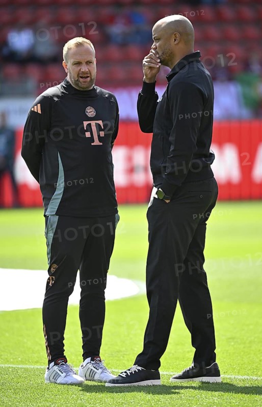 Coach Vincent Kompany FC Bayern Munich FCB in discussion with assistant coach Aaron Danks FC Bayern Munich FCB Voith-Arena, Heidenheim, Baden-Württemberg, Germany
