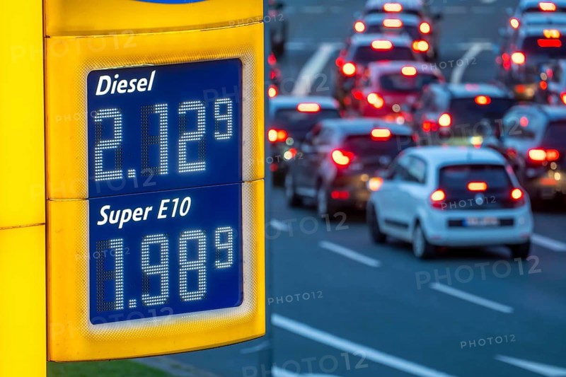 Gas station, high fuel prices due to the war in the Middle East, display board, jet gas station at Berliner Platz in Essen, North Rhine-Westphalia, Germany