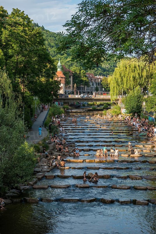 Young people sitting by and in the river, bathing in the city, heat, heat wave, climate change, Dreisam, Freiburg im Breisgau, Black Forest, Baden-Württemberg, southern Germany, Germany
