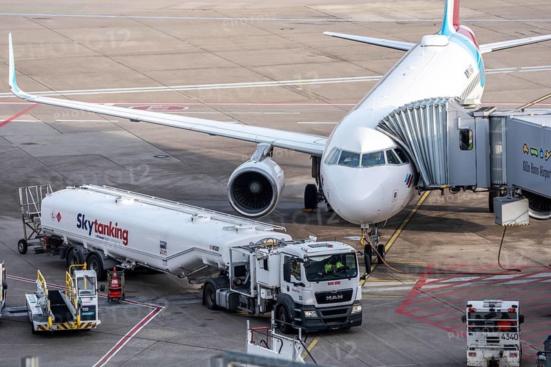 Refueling an aircraft after landing, in front of takeoff, air fuel, kerosene, Skytanking tank truck at the parking position, at the terminal, gate, at the Cologne/Bonn airport, CGN, North Rhine-Westphalia, Germany