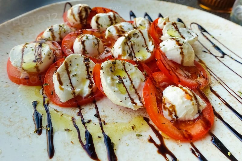 Italian cuisine, Insalata Caprese, vine tomatoes, buffalo mozza arranged on a plate, balsamic vinegar, olive oil, salad, Italian restaurant, restaurant, L'Onore Ristorante e Pizzeria, food, studio, Reutlingen, Baden-Württemberg, Germany