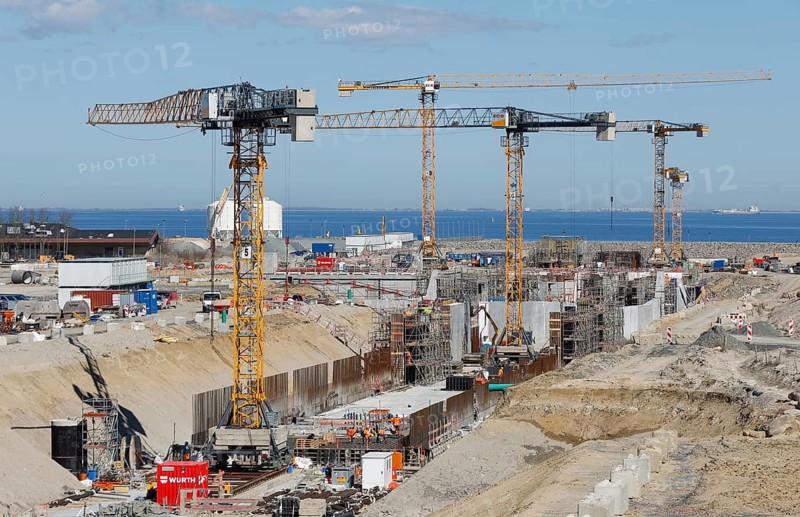 Construction cranes at the construction site of the Fehmarnbelt Tunnel, island of Fehmarn, 08.04.2026. The Fehmarnbelt Tunnel is intended to bring Scandinavia travelers faster to Denmark or Sweden, Fehmarn, Schleswig-Holstein, Germany