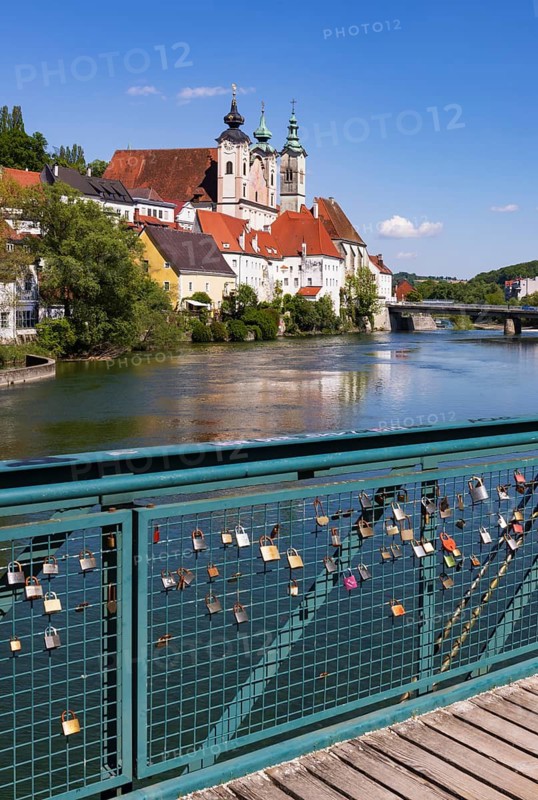 River Enns, museum footbridge with Bürgerspitalskirche and Michaelerkirche, Steyr, Traunviertel, Upper Austria, Austria