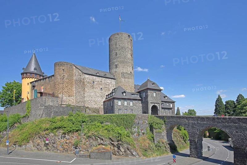 Genoveva Castle built in 1280 with Golo Tower and stone arch bridge, landmark, Eifel Museum, Mayen, Vulkaneifel, Eifel, Rhineland-Palatinate, Germany
