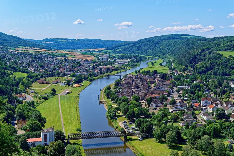 View of Bodenwerder and the Weser from above. Bodenwerder, Weser Hills, Lower Saxony, Germany