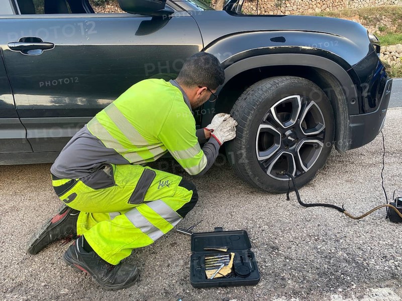 Puncture service, puncture repairer repairs defective tyres, tyre repair kit, compressor, flat, defective, puncture, car breakdown, flat tyre, Jeep Avenger, Deià, Majorca, Balearic Islands, Balearic Islands, Spain
