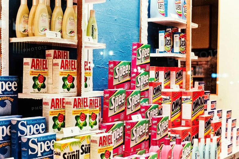 Historical photo of a shop window with various laundry detergents, presumably Berlin, 1990, Germany