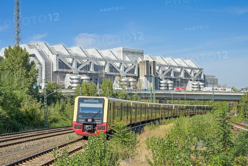 Ringbahn, S-Bahn in front of Westkreuz station, ICC, Westend, Charlottenburg, Berlin, Germany