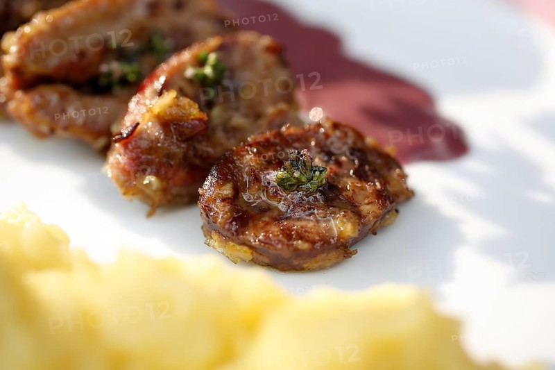 Swabian cuisine, sour kidneys with parsley root and mashed potatoes, mashed potatoes, offal, pork kidneys, sour kidneys arranged on a plate, grandmother's cooking, regional, home cooking, typical Swabian, traditional cuisine reinterpreted, food photography, studio, Germany