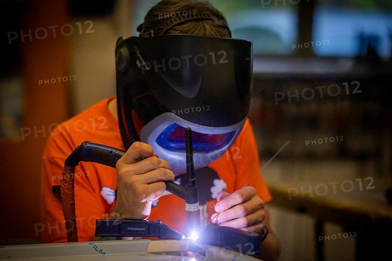 Saxony's Minister of Economic Affairs Panter visited four companies in the Saxon security and defense industry. The company is a contractor for the national and international armed forces as well as the defense technology industry. Alone or together with partner companies, over 80 skilled workers, foremen and engineers work on the development and manufacture of individual parts, components or complete systems. Stainless steel welding of marine kitchen assemblies, Königswartha, Saxony, Germany