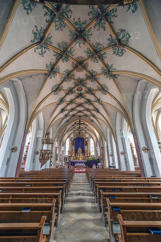 Interior with Gothic mesh vault and high altar, Holy Trinity parish church, founded in 1364, Kösslarn, Marktplatz 35, Lower Bavaria, Germany