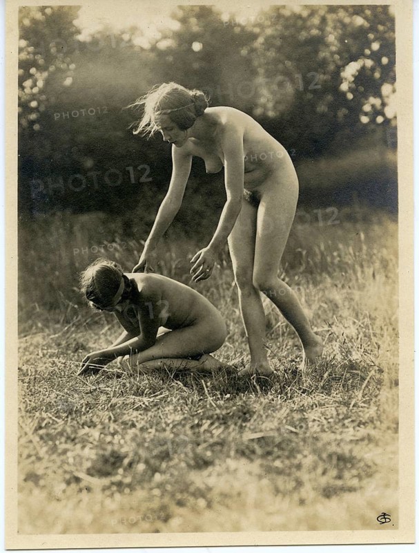 Life reform, naturism, naturism, naturism, nature, youth culture, two naked woman interacting tenderly in sunlight in a field, calming, Julius Gross, 1926