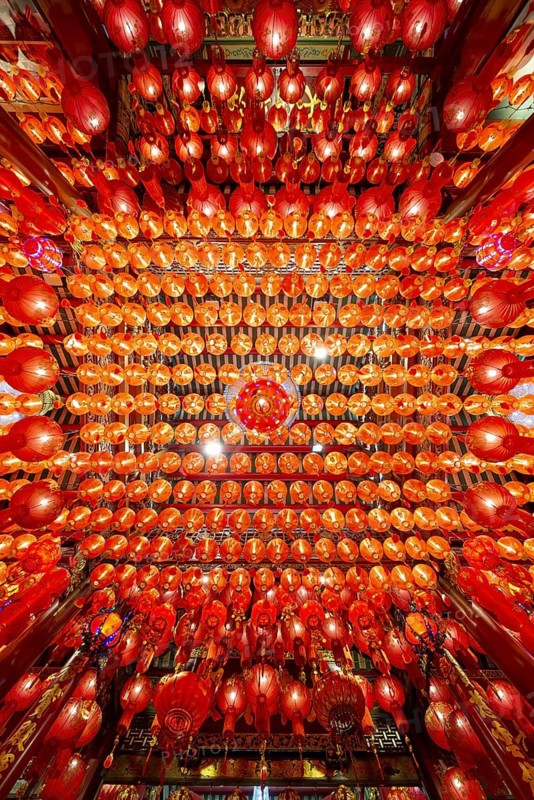 Traditional Chinese lanterns, numerous lanterns hanging from the ceiling, Wat Mangkon Kamalawat, Yaowarat Road, Chinatown, Bangkok, Thailand