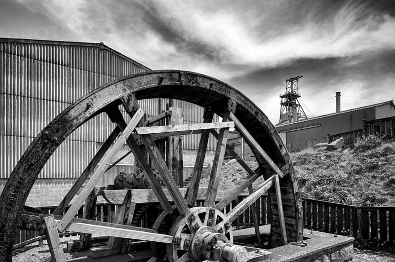 Paddle wheel, behind Victory Shaft, shaft, museum, Geevor Tin Mine, tin mine, mining, Pendeen, Trewellard near St Just in Penwith, black and white, Cornwall, England, Great Britain, Great Britain