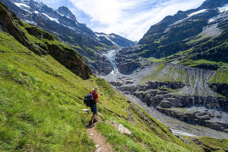 Mountaineers on hiking trail in front of mountain panorama, picturesque high-alpine mountain landscape with Lower Eismeer glacier range, hike to Schreckhornhütte, Bernese Oberland, Switzerland