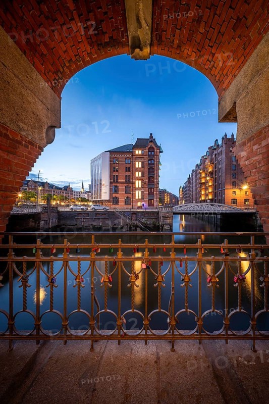 Törchen in the Speicherstadt at the Blue Hour at the Kannengießerortbrücke with Kleines Fleet, Wandrahmsfleet and Pfefferkörner headquarters, Hamburg, Germany