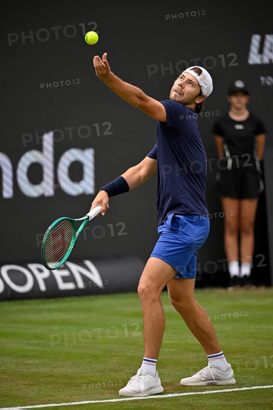 Aleksandar Kovacevic USA action serve BOSS Open 2026, ATP 250 tennis, lawn tournament, Stuttgart, Baden-Württemberg, Germany
