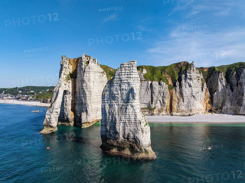 Aerial view of the Porte d'Aval rock formation, a landmark on the chalk coast with the distinctive rock gate, next to it the free-standing rock pin Aiguille d'Étretat, Étretat, Alabaster Coast, La Côte d'Albâtre, Chalk Cliffs, English Channel, Seine-Maritime, Normandy, France