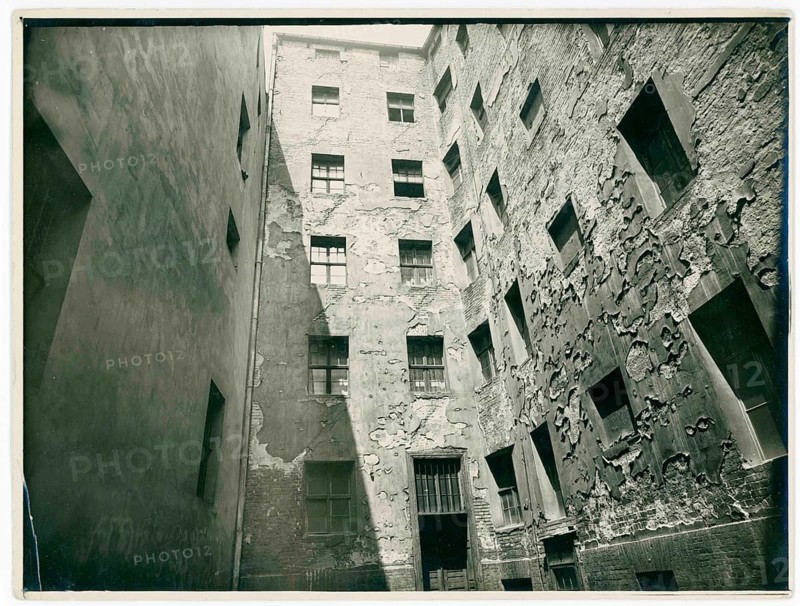Berlin backyard, dilapidated courtyard with numerous windows and peeling plaster around 1920, Dr. Peter Weller