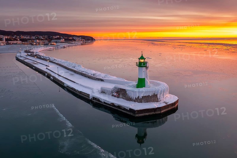 Ice covered Molenfeuer, frozen lighthouse, pier light on mole in Sassnitz harbour at sunrise in winter, Rügen Island, Mecklenburg-Vorpommern, Germany