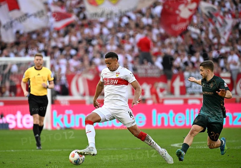Luca Jaquez VfB Stuttgart (14) Action on the ball Referee Referee Christian Dingert Romano Schmid SV Werder Bremen SVW (20) Soccer Bundesliga, MHPArena, MHP Arena Stuttgart, Baden-Württemberg, Germany