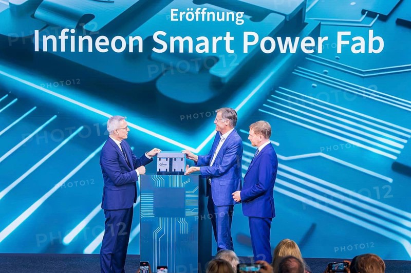 Infineon Smart Power FAB opens in Dresden. The Federal Minister for Digital Affairs and State Modernization, Dr. Karsten Wildberger, Jochen Hanebeck, CEO Infineon Technologies AG and Michael Kretschmer Minister-President of Saxony, symbolically open the factory, Dresden, Saxony, Germany