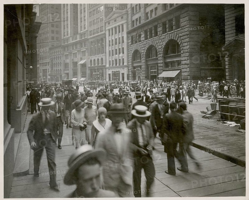 New York, Manhattan, passers-by, traffic, Broad Street, lunch hour, people in suits and hats liven up a busy city street, Isidor Sy Seidman, 1926