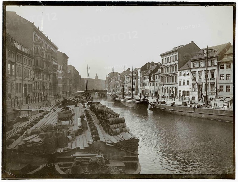 Friedrichsgracht, Berlin, barges and boats on the riverbank surrounded by old buildings, around 1910, Oskar Sparke