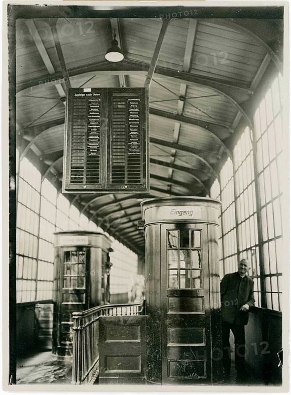 Friedrichstr. railway station, Berlin, first illuminated train terminator, tickets, public transport, old station waiting area with a waiting man, 1932