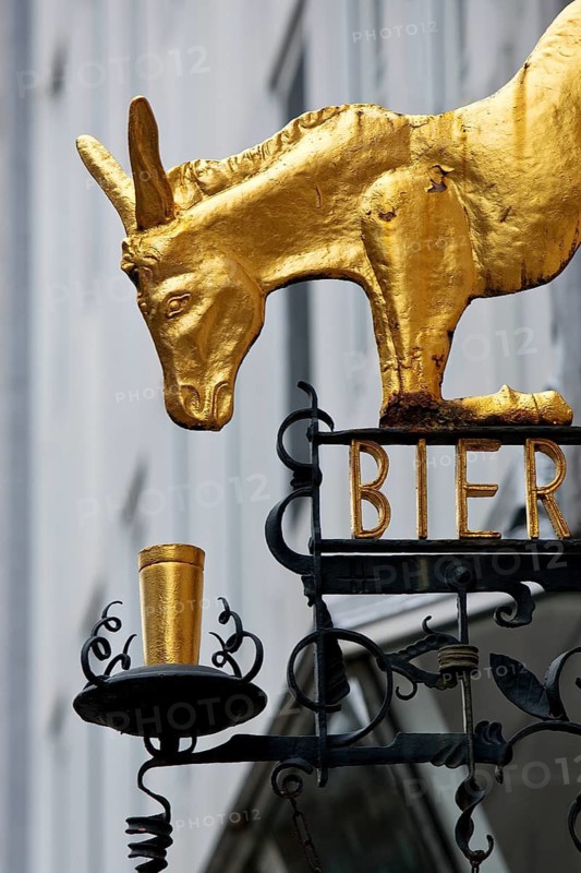 Goldener Bieresel, nose sign for the Traditons Gasthaus Bier-Esel in the Altstadt-Nord district of Cologne, Cologne, North Rhine-Westphalia, Germany