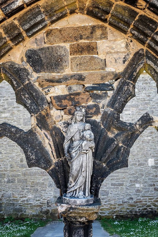 Historic Madonna statue in the ruins of Saint-Mathieu Abbey on the Breton coast, Pointe Saint-Mathieu, Plougonvelin, Brest Arrondissement, Finistère Department, Brittany region, France