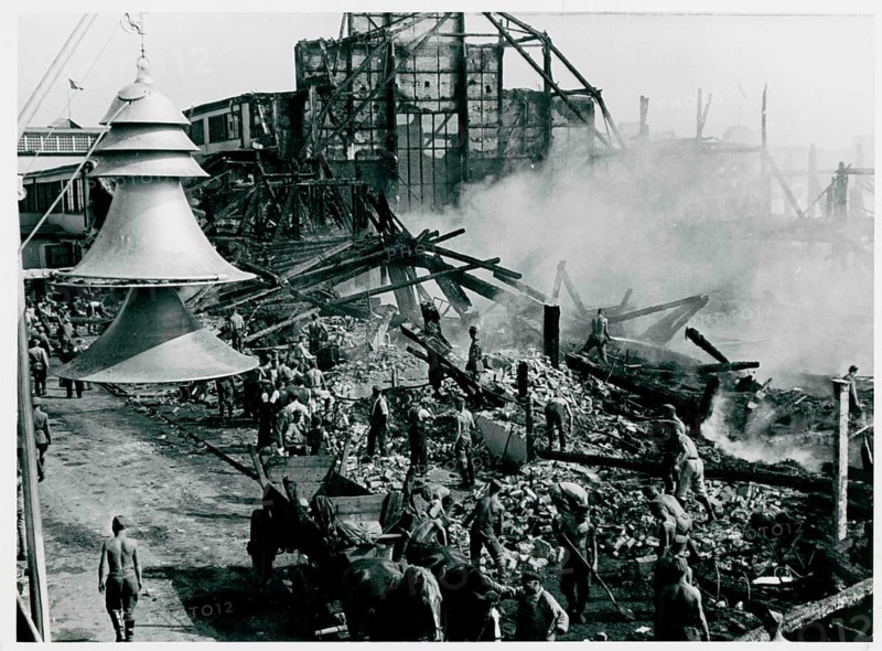 Exhibition halls, house of the radio industry, fire, Berlin, architecture, Heinrich Straumer, workers clear debris from a destroyed structure, dense smoke development, 1935, photo Mederer
