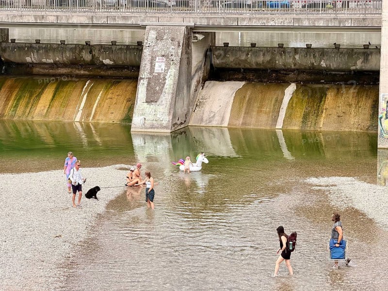 People bathing in the city, heat wave in summer, urban bathing in the river Isar, Munich, Germany