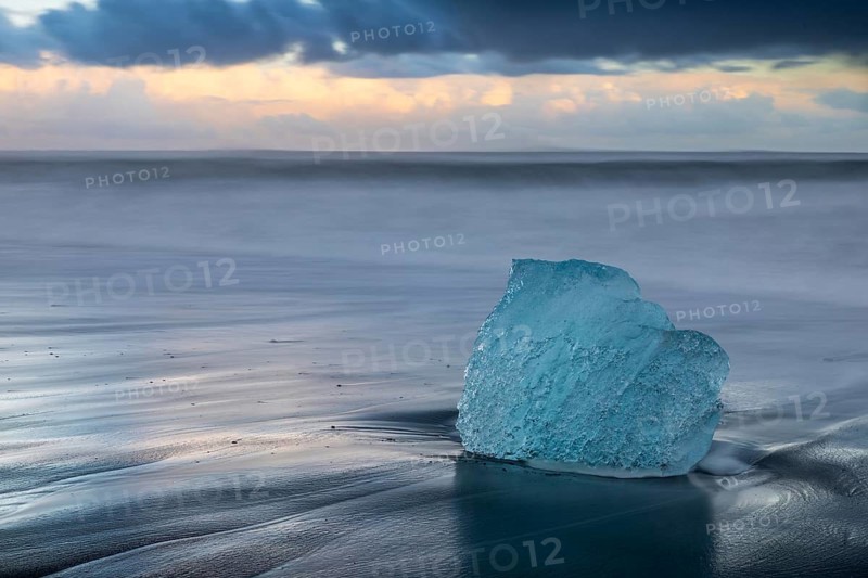 Ice chunks on the black beach, lava beach, glacier ice, sea, winter, sunset, Diamond Beach (Breiðamerkursandur) at Jökusalorn, Iceland, Scandinavia