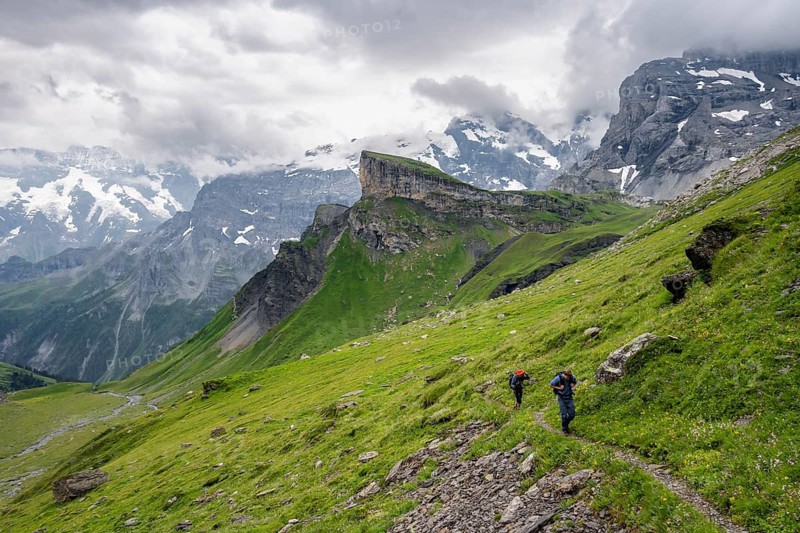 Mountaineers on a hiking trail, cloudy mountain landscape, Rote Härd, Bernese Alps, Bernese Oberland, Switzerland