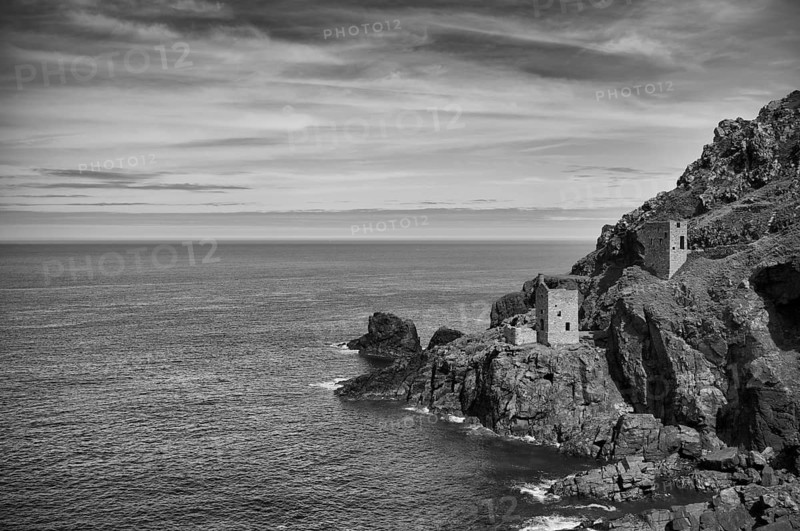 Ruin, Crown Mine engine houses, Botallack Tin Mine, tin mine, tin mine, mining, Pendeen, Trewellard near St Just in Penwith, black and white, coast, cliffs, Cornwall, England, Great Britain, Great Britain
