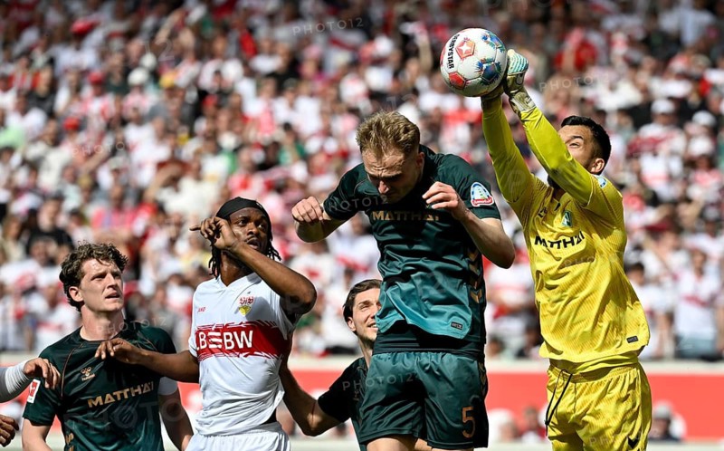Penalty area scene, Goal area scene Goalkeeper Mio Backhaus SV Werder Bremen SVW (30) Fist defence action Football Bundesliga, MHPArena, MHP Arena Stuttgart, Baden-Württemberg, Germany