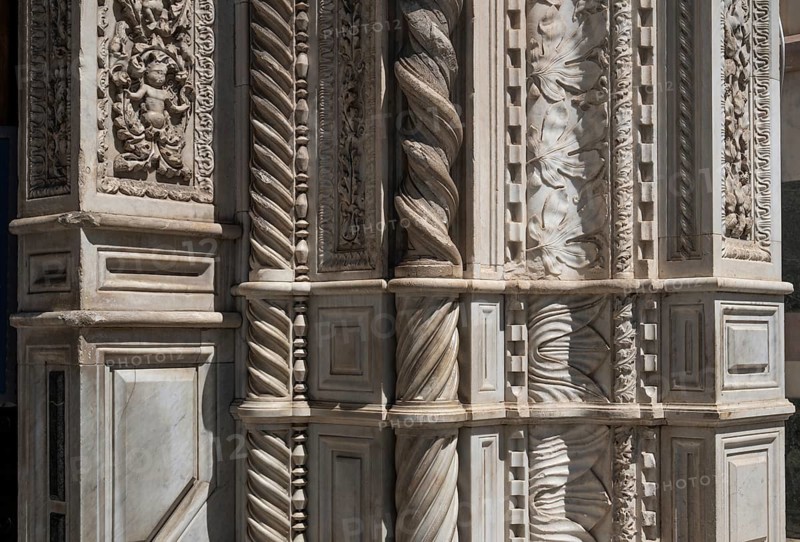 Detailed marbled columns and ornaments, decorative floral reliefs and textures, marble, façade, Santa Maria del Fiore Cathedral, Duomo by Filippo Brunelleschi, UNESCO World Heritage Site, Old Town, Florence, Tuscany, Italy