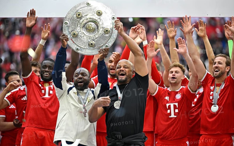 Coach Coach Vincent Kompany FC Bayern Munich FCB Co-Coach Coach Floribert N'Galula FC Bayern Munich FCB Dayot Upamecano FC Bayern Munich FCB (02) Joshua Kimmich FC Bayern Munich FCB (06) Harry Kane FC Bayern Munich FCB (09) Meisterschale, Schale, Trophäe, Meisterfeier Deutscher Fußballmeister FC Bayern Munich 2026, Fußball Bundesliga, Allianz Arena, Munich, Bayern, Germany