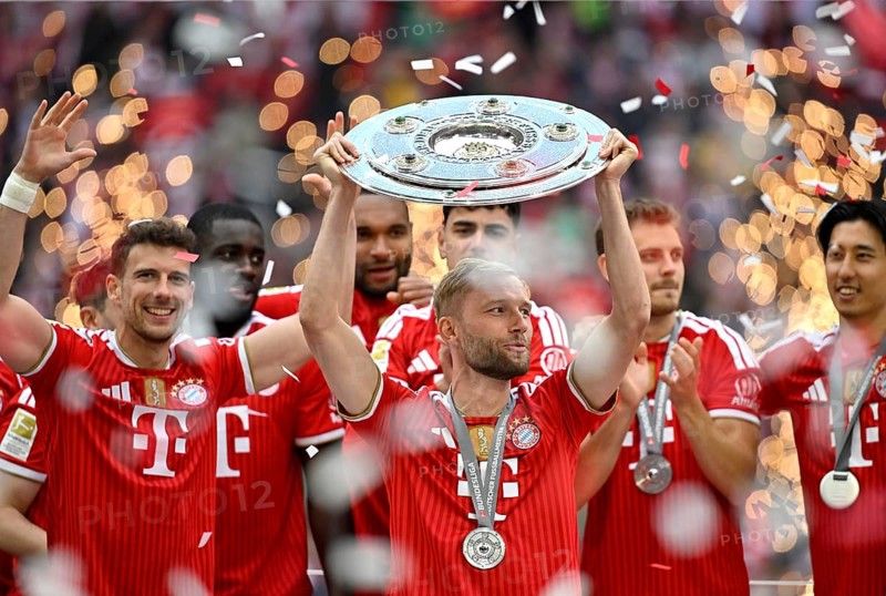 Konrad Laimer FC Bayern Munich FCB (27) Leon Goretzka FC Bayern Munich FCB (08) Josip Stanisic FC Bayern Munich FCB (44) Hiroki Ito FC Bayern Munich FCB (21) Meisterschale, Schale, Trophäe, Meisterfeier Deutscher Fußballmeister FC Bayern Munich 2026, Fußball Bundesliga, Allianz Arena, Munich, Bayern, Germany