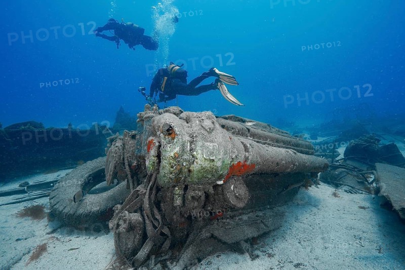 Two divers explore the engine of a large wreck on the seabed, bubbles rise, meteor wreck dive site, Russian hydrofoil, Arguineguin, Gran Canaria, Spain, Europe, Atlantic