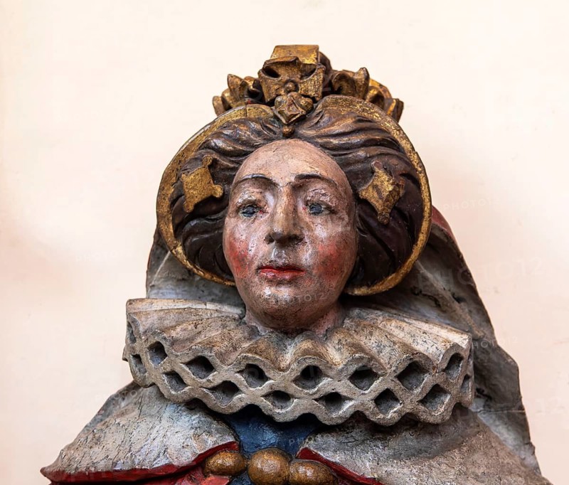 Detail of wooden carved effigy of Queen Elizabeth 1 c 1570, St Mary Redcliffe Church, Bristol, England, UK