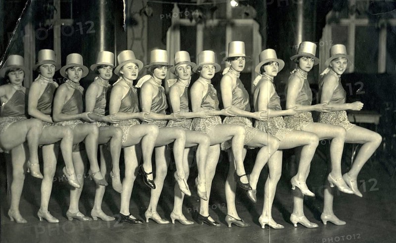 Berlin, revue, cabaret, golden twenties, girls' group, woman with hats, dance, dance group of woman in glamorous costumes and hats performing, around 1926