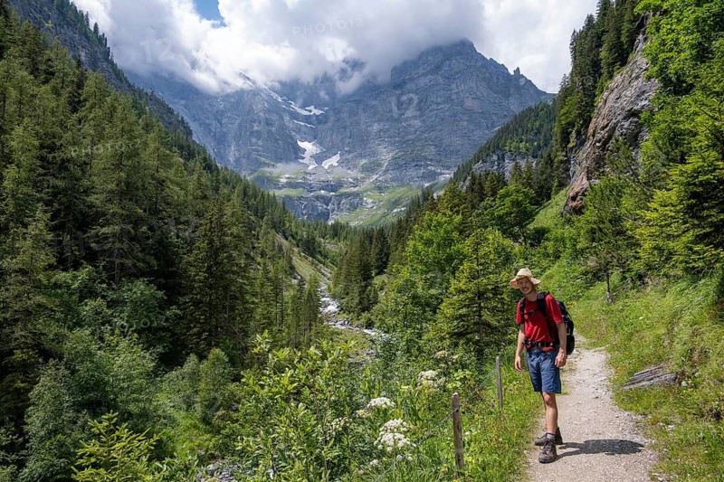 Mountaineers on a hiking trail in the Trachsellauenen Valley with the Weisse Lütschine mountain stream, Bernese Alps, Bernese Oberland, Switzerland