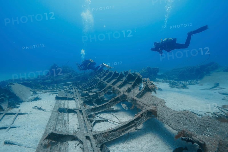 Divers explore a large shipwreck on the ocean floor, meteor wreck dive site, Russian hydrofoil, Arguineguin, Gran Canaria, Spain, Europe, Atlantic