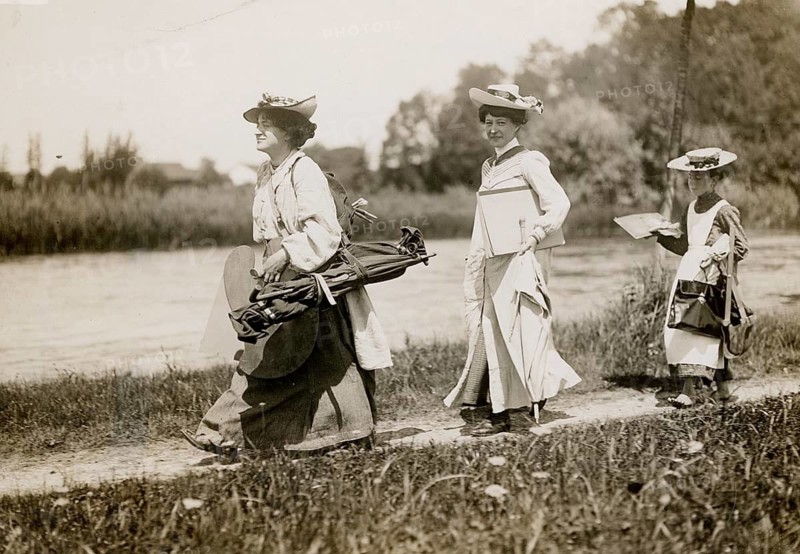 Dachau, Bavaria, painting woman, painters in the countryside, hobby leisure, group of woman and a child with hats walking along a path in a rural area, Philipp Kester, around 1906