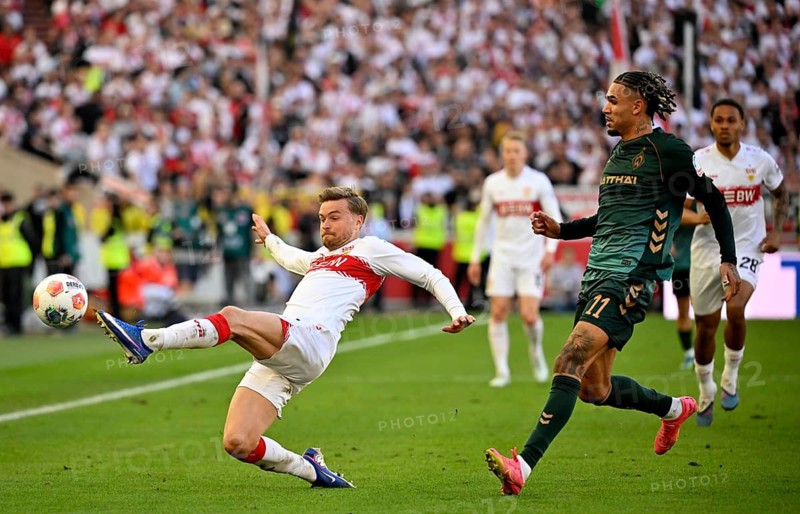 Maximilian Mittelstädt VfB Stuttgart (07) Action Justin Njinmah SV Werder Bremen SVW (11) Soccer Bundesliga, MHPArena, MHP Arena Stuttgart, Baden-Württemberg, Germany